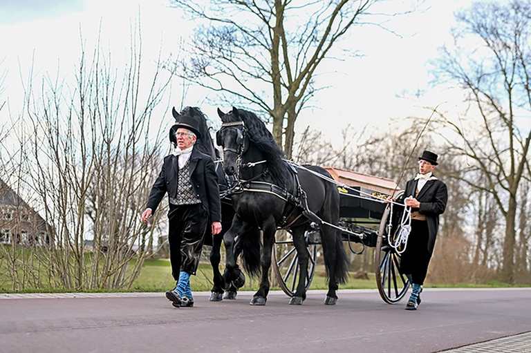 Rouwvervoer per koets: een eeuwenoude traditie